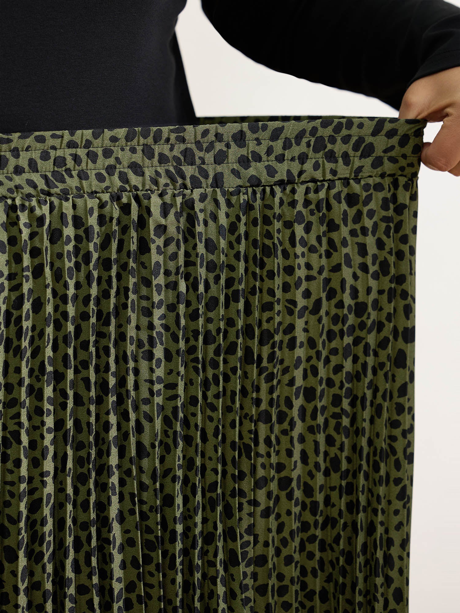 Monochrome Polka Dots Pleated Midi Skirt